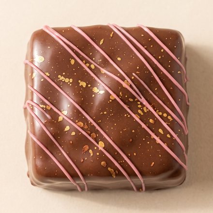 Brownie com fios de glacê rosa