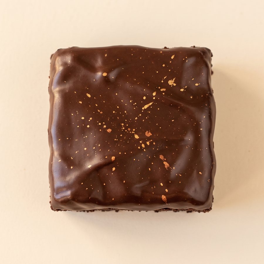 Brownie banhado no chocolate, com respingos dourados
